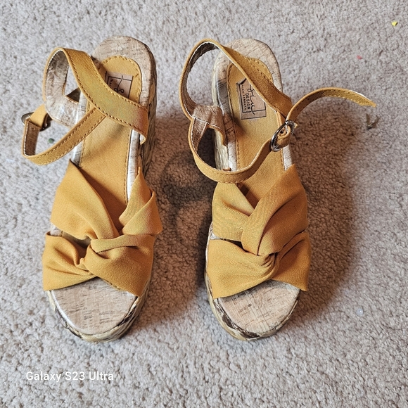 Buckled Wedge Platform Sandle size 6. - Picture 14 of 14